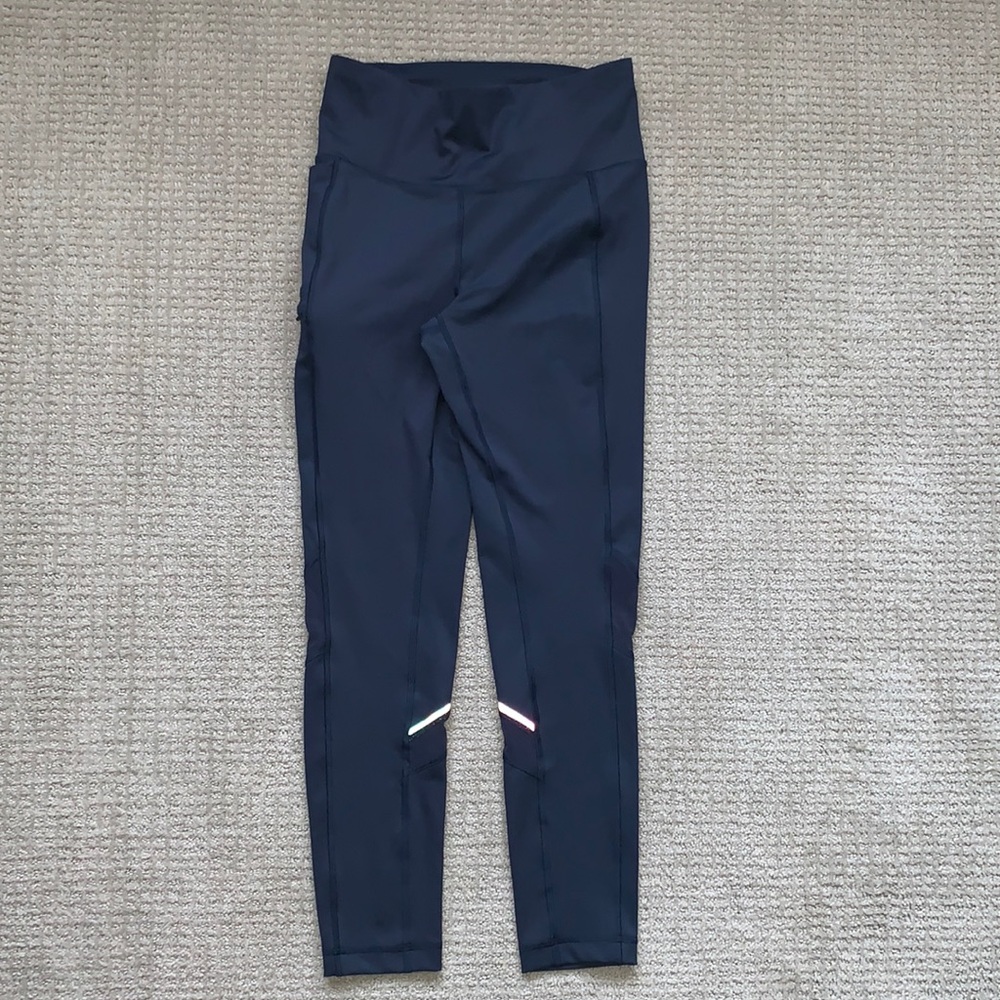 Lolë women’s navy blue 3/4 legging with mesh size small